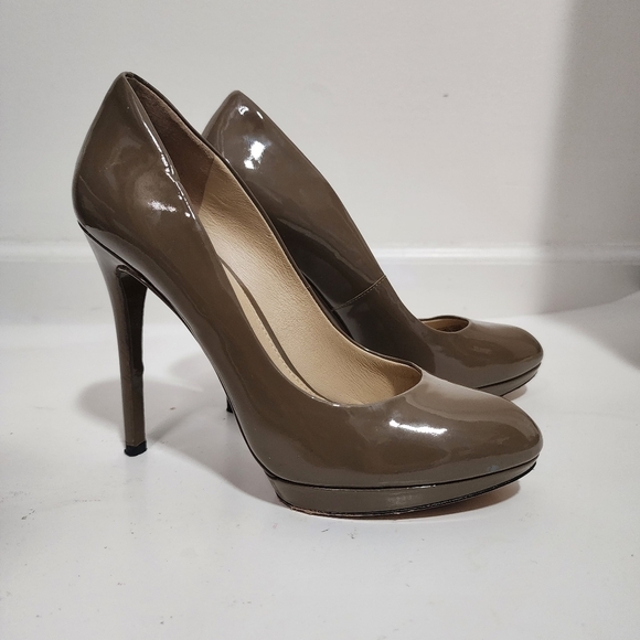 Brian Artwood Brown Taupe Patent Leather Platform Pumps Heels Shoes Event Evenin - Picture 2 of 16
